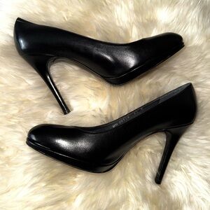 STUART WEITZMAN Black Leather Pumps Round Toe 4.5” Stiletto size 8.5 M GORGEOUS!